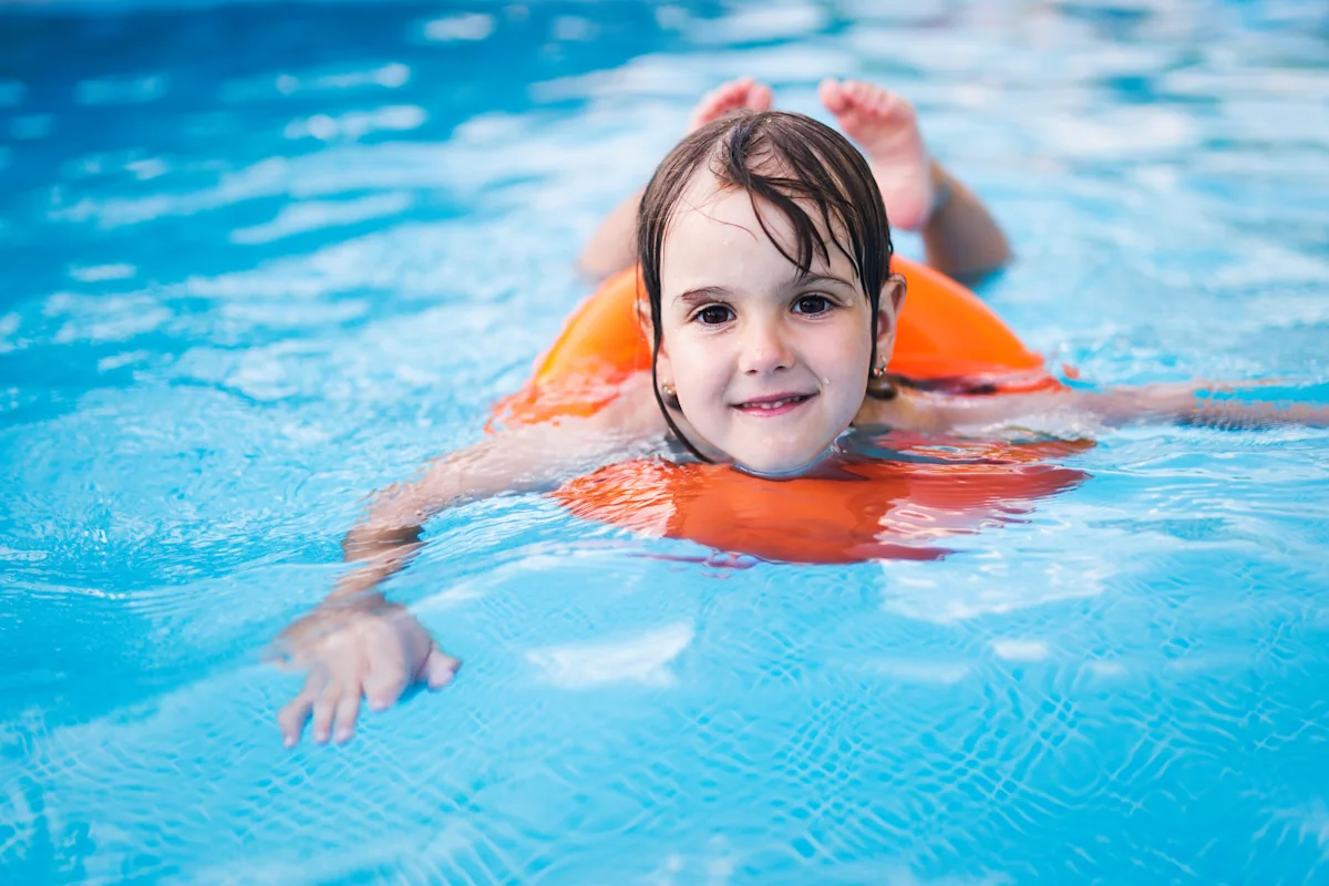 Enfant nageant en piscine chlorée risquant infection parasitaire et maux de ventre