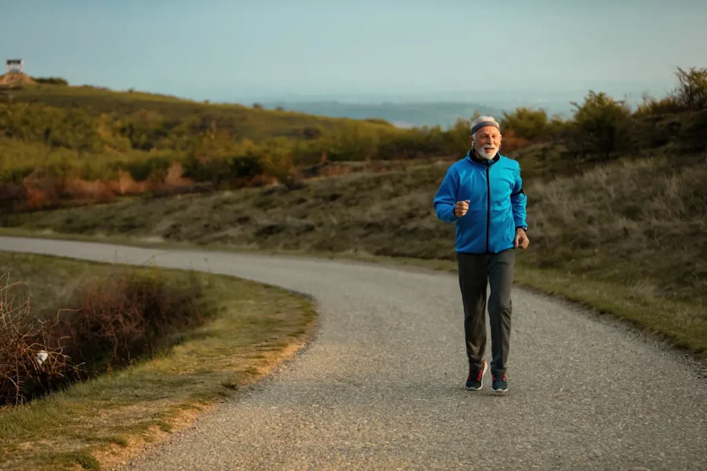 Un homme âgé qui fait une marche