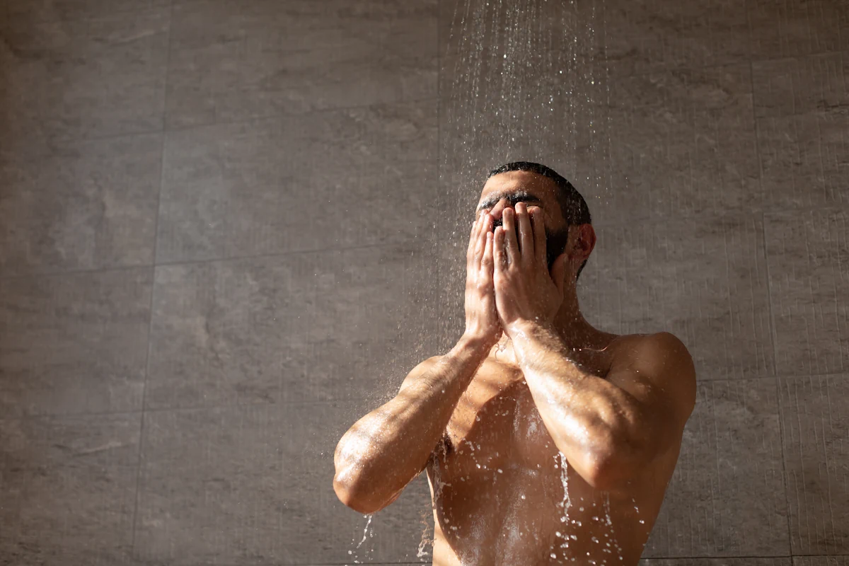 Un homme qui prend une douche froide