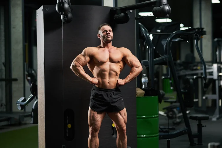 Un homme avec un bassin large et musclé