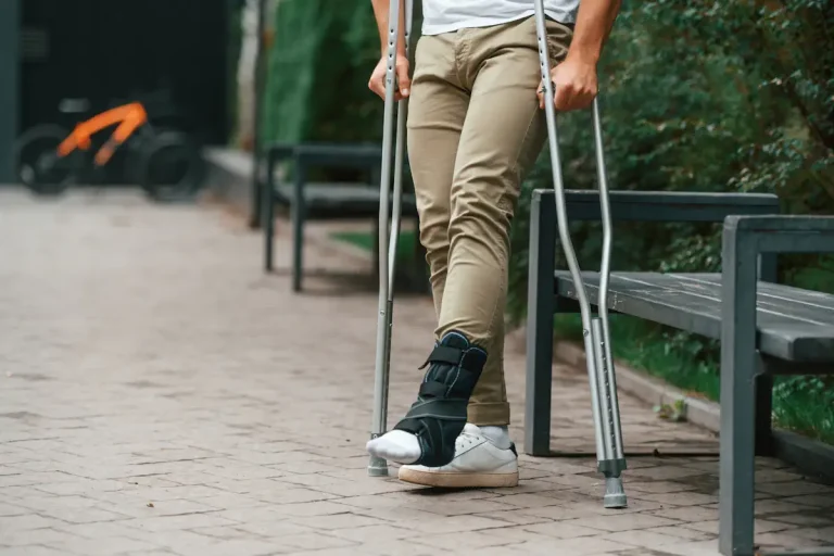 un homme avec le tibia cassé