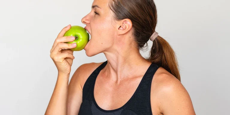 Une femme qui croque une pomme