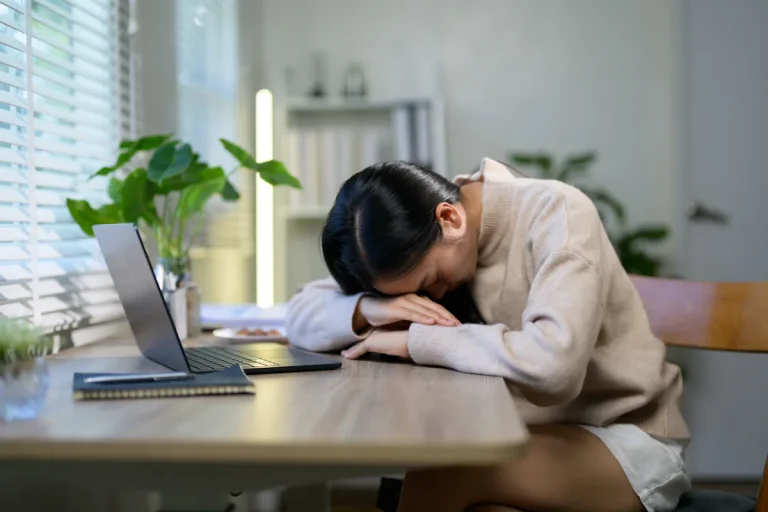 Une femme qui dort sur son burueau