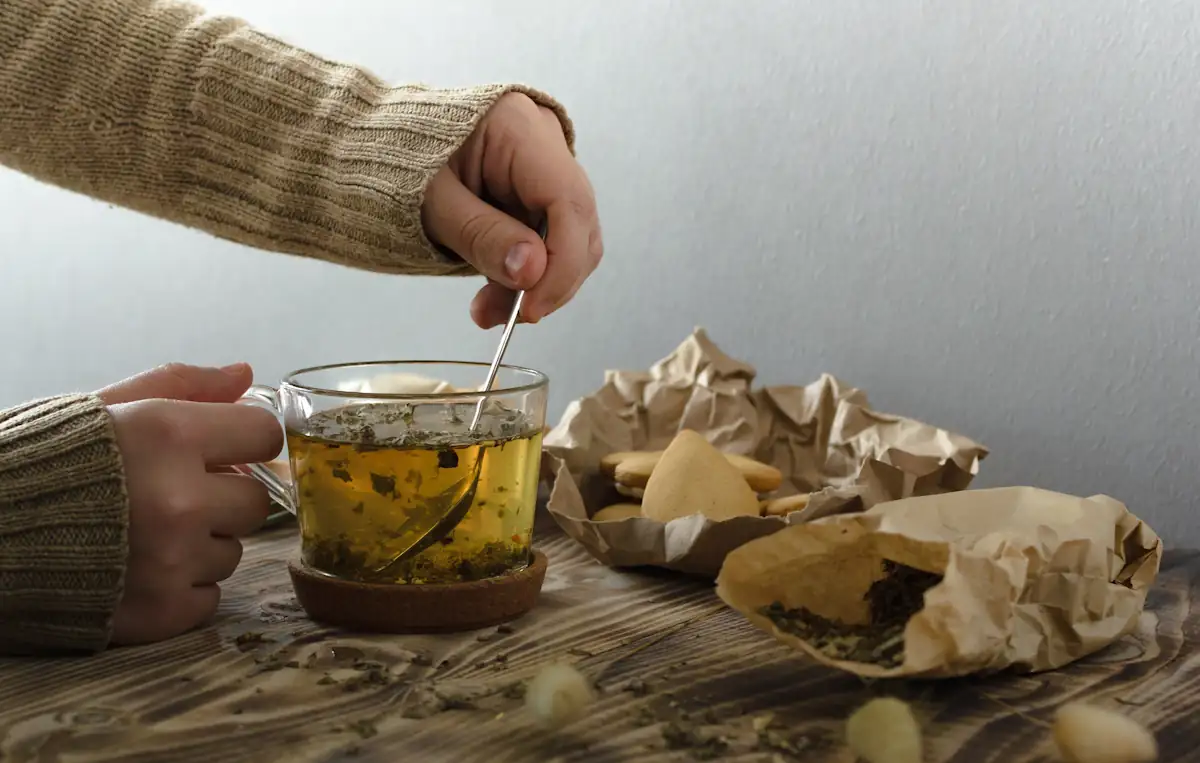 Une personne qui prépare une Tisane de pissenlits