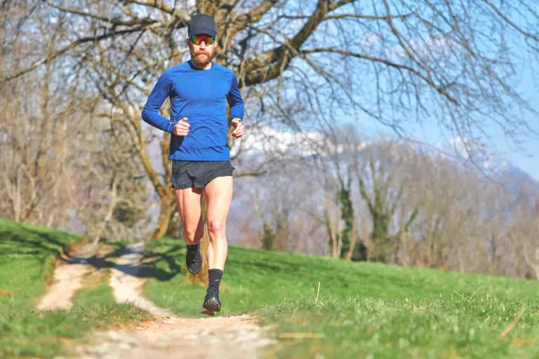 Un homme qui pratique la course a pied