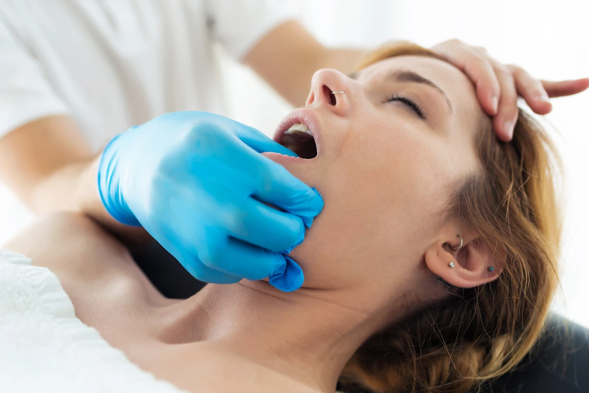Une femme qui subit un exercice de renforcement de la mâchoire