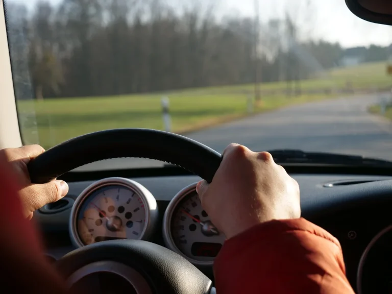 Une personne au volant d'une voiture de rallye