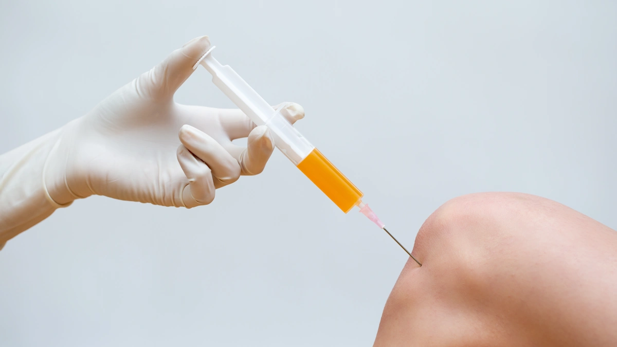 Une personne qui se fait injecter de la corticoïde dans le genou
