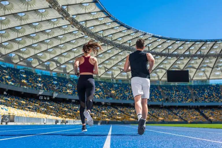 Un couple qui s'entraine ensemble à courir