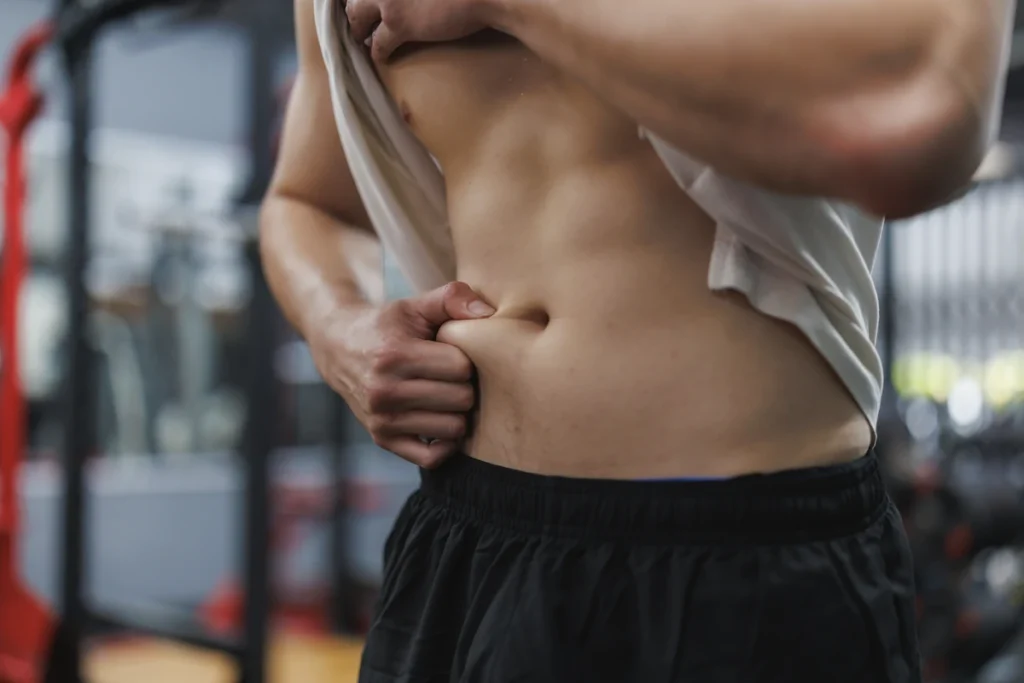 Un homme qui regarde sa perte musculaire
