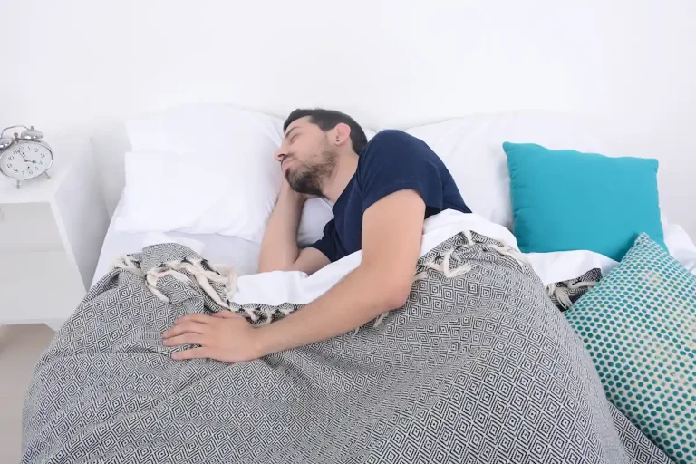 Un homme qui dort du côté gauche