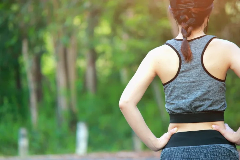 Une femme qui porte une ceinture lombaire pendant le sport